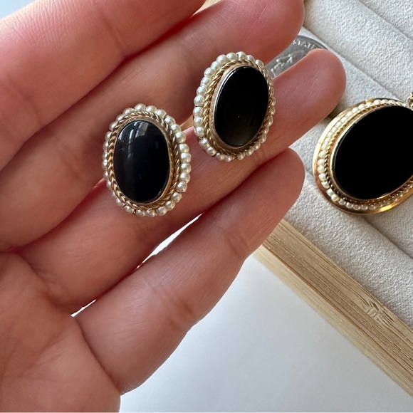 Vintage 12k Gold Filled Necklace and Screw Back Earrings with black beads - Picture 9 of 11